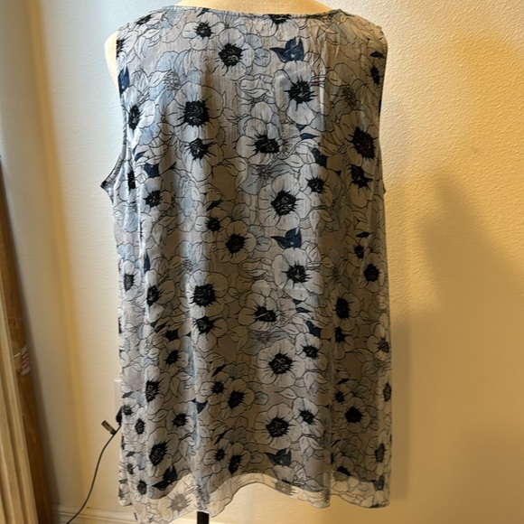 Tansy blouse floral pattern gray, black & little blue sleeveless 2x PTP 26.5” - Picture 4 of 7